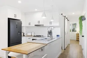Bright 2-Bed Apartment Near Narrabeen Beach - Image 4