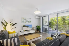 Bright 2-Bed Apartment Near Narrabeen Beach - Image 3