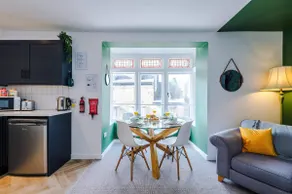 Stylish 2 Bedroom Apartment in Heart of Buxton - Image 5