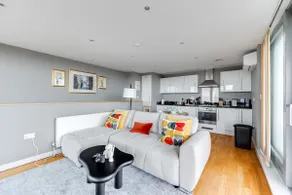 Central Bedford Penthouse with Balcony & Parking - Image 5