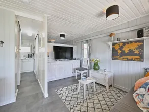 Cozy vacation cottage on the water - Image 5