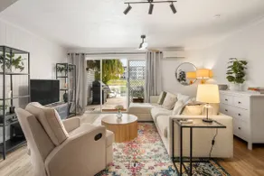 Elanora Oasis - Lakefront Serenity and Resort Living - Image 2