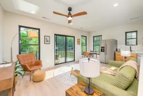 Energetic Lakeview Loft - Image 4