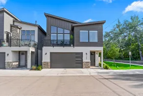 Dark & Sleek 3BR Escape by the Golf Course - Image 2