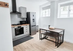 Spacious & Luxury 2BR Flat in Calverton - Image 4
