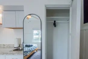 Broadway 16-Comfortable Private Studio - Image 4