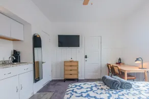 Broadway 16-Comfortable Private Studio - Image 3