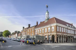 Bright 1 bedroom apartments near Farnham Castle - Image 5