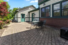 Spacious Downtown Apartment with Free Parking! - Image 3