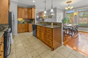Spacious Downtown Apartment with Free Parking! - Image 4