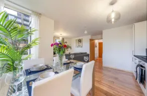 LuxuryStayLong-Sleeps6-FreeParking-FreeGym-Terrace - Image 2