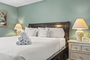 Stylish Beach Condo for 4 – Summer Times 8 - Image 4