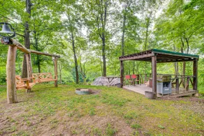 Pond & Fire Pit: Charming Log Cabin Near Blue Rock - Image 2