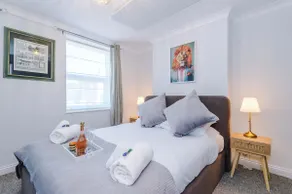 Cozy 3-Bed Home by 53 Degrees Property, Perfect for Business & Groups! - Image 3