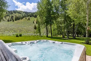 Elegant uppdaterad Sun Valley hem nära allt med privat badtunna. - Image 2