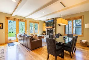 Elegant uppdaterad Sun Valley hem nära allt med privat badtunna. - Image 3
