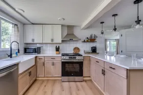 Lakeside Haven: Renovated Sackets Harbor Cottage - Image 3