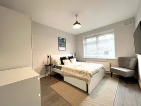 ArtLounge-2 bed garden Free parking - Image 2