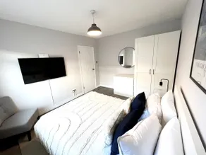ArtLounge-2 bed garden Free parking - Image 4