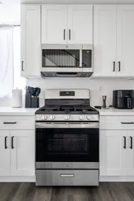 Modern 4BR Suite | Secure Parking | Near USC DTLA - Image 3