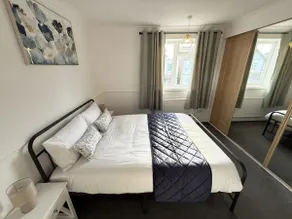 Burnham-Slough Spacious Six Bedroom House - Image 2