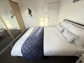 Burnham-Slough Spacious Six Bedroom House - Image 3