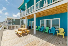 The Sandcastle Beachfront House Sleeps 17 - Image 5