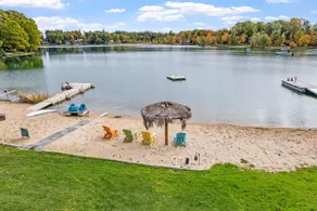 Tranquil Waters: Sauna, Hot Tub, Private Beach - Image 4