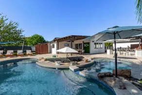 The Olive: Swim Up Bar 14 Person Hot Tub 5BR 9Beds - Image 3