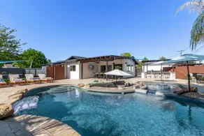 The Olive: Swim Up Bar 14 Person Hot Tub 5BR 9Beds - Image 4