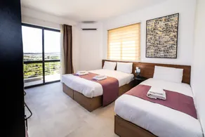 Bright Triple Studio Apartment with Balcony by Hos - Image 2