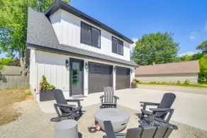 Heated Garage, Walk to Waterfront: Michigan Escape - Image 3
