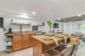 2 Mi to Logan Square: Pet-Friendly Urban Oasis! - Image 3