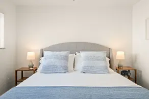 3BR Coastal Zen• Pet friendly • 3 Parking Spots! - Image 2