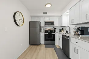 New! Spacious 1BR Flat in the Heart of Royal Oak - Image 3
