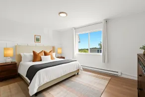Stylish Upper Apartment | King Bed | Conveniently - Image 2