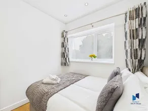 Modern 4BR House, Spacious, Garden, Free Parking - Image 5