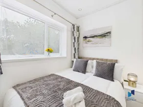 Modern 4BR House, Spacious, Garden, Free Parking - Image 4