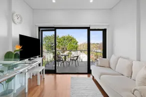 Harbour Glimpses & Modern Comfort - Image 2