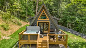 A-frame in Downtown West Jefferson · Hot tub - Image 4