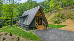 A-frame in Downtown West Jefferson · Hot tub - Image 2