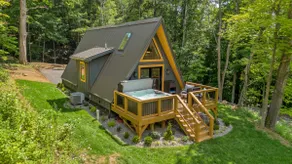 A-frame in Downtown West Jefferson · Hot tub - Image 3