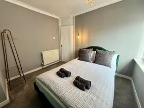 Spacious 3-Bed Home Contractor-Friendly with Parking in Wolverhampton - Image 3