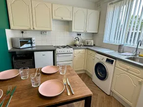 Spacious 3-Bed Home Contractor-Friendly with Parking in Wolverhampton - Image 5