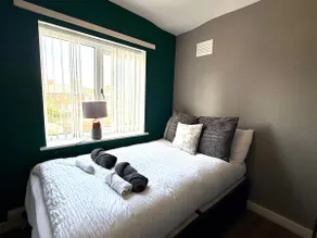 Spacious 3-Bed Home Contractor-Friendly with Parking in Wolverhampton - Image 4