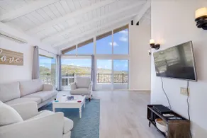 Stunning Home w/Ocean-Mountain Views in East Oahu - Image 5