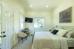 Beautiful Turn of the Century Colonial Style Home - Image 4