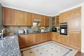 5 Bed 3 bath Private Riverside House with Balcony and Patio over River Thames Flexible renting and S - Image 3
