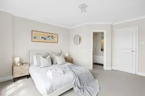 5 Bed 3 bath Private Riverside House with Balcony and Patio over River Thames Flexible renting and S - Image 5