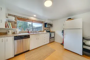 1/2 Mi to Yarrow Bay: Family Home in Kirkland - Image 5
